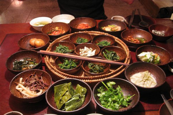 Trên thực tế, người Bhutan vẫn ăn thịt cá. Những thực phẩm này được chính phủ Bhutan nhập khẩu từ các nước trên thế giới.