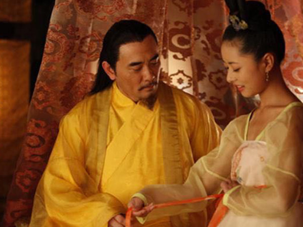 Suốt ngày chìm đắm trong nữ sắc, Chu Tuyên đế không chăm lo xử lý triều chính. Thậm chí, ông hoàng này cho rằng việc làm vua một nước ảnh hưởng đến thú vui của mình.