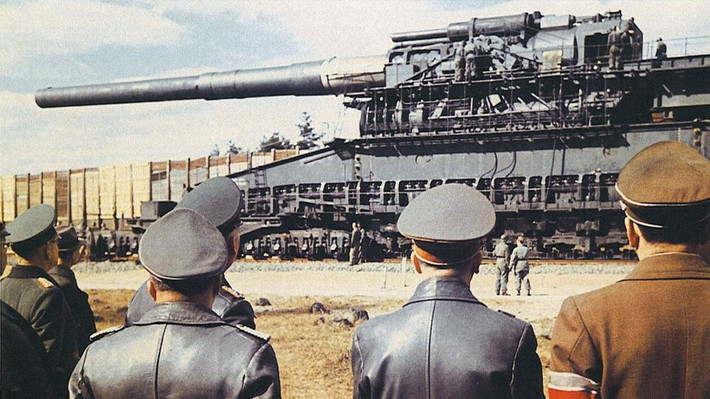 Schwerer Gustav là khẩu pháo lớn nhất từng được chế tạo trên thế giới. Nó được xem là một trong những vũ khí mang tham vọng "ngút trời" của phát xít Đức giúp đội quân của Hitler đánh bại phe Đồng minh.