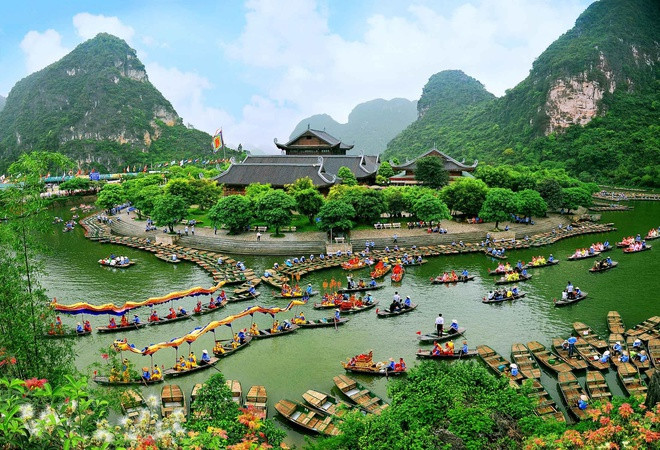 Ninh Bình từng là kinh đô của nhà Đinh (968-979), nhà Tiền Lê (980-1009), nhà Lý (1009-1010). Cả 3 triều đại này đều đóng đô ở Hoa Lư.