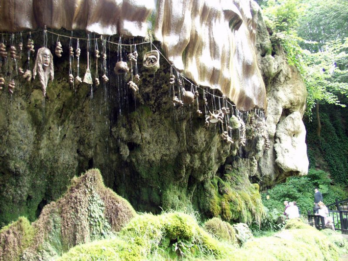 Nằm bên bờ sông Nidd, gần thị trấn Knaresborough, phía bắc Yorkshire (Anh), hang đá Petrifying Well là một trong những địa điểm bí ẩn nhất thế giới.