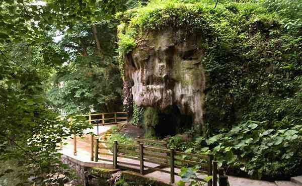 Không những vậy, một phần cửa hang đá Petrifying Well trông giống như hộp sọ khổng lồ khiến nhiều người có cảm giác rùng rợn khi nhìn thấy.