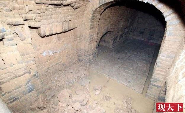 Người xưa cố tình đặt một cỗ quan tài giả trong lăng mộ. Khi đột nhập vào trong mộ, những kẻ xâm phạm sẽ nhanh chóng tiến về phía quan tài.