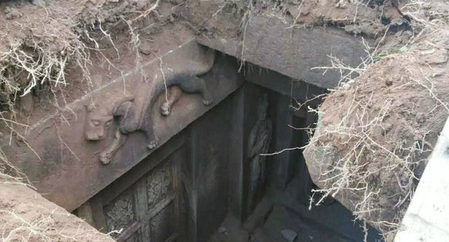 Để tránh xảy ra tình huống này, chủ nhân lăng mộ cho người thiết kế những cạm bẫy nguy hiểm khiến mộ tặc không thể quấy nhiễu giấc ngủ ngàn thu của họ.