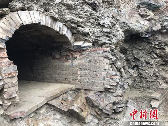 Chính những thứ này trở thành "miếng mồi ngon" đối với những kẻ trộm mộ. Chúng thường tìm kiếm lăng mộ của những người giàu có, quyền lực để phá hoại di hài, đánh cắp cổ vật.