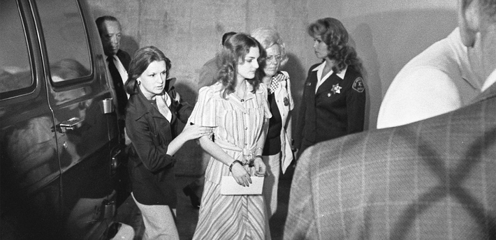 Vì vậy, đến ngày 15/4/1974, Patty tham gia vào vụ cướp ngân hàng Hibernia ở San Francisco. Cô thậm chí còn sử dụng súng trong lần phạm tội này.
