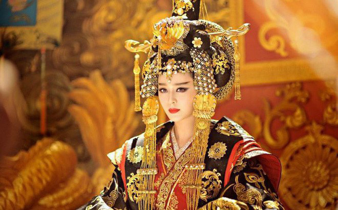Không chỉ cung nữ, Lý hoàng hậu còn ỷ thế bản thân là chủ hậu cung cho người đánh chết một quý phi vì người này được Tống Quang Tông ân sủng.