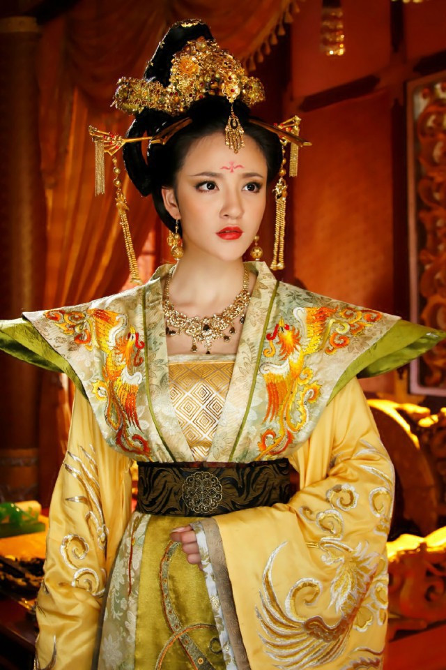 Bà hoàng Trung Quốc Lý Phượng Nương nổi tiếng xinh đẹp nhưng tính tình choa ngoa, hay ganh ghét, đố kỵ và thích hành hạ, tra tấn tình địch. Ngay cả cung nữ hầu hạ chồng cũng bị hoàng hậu này "xử lý".