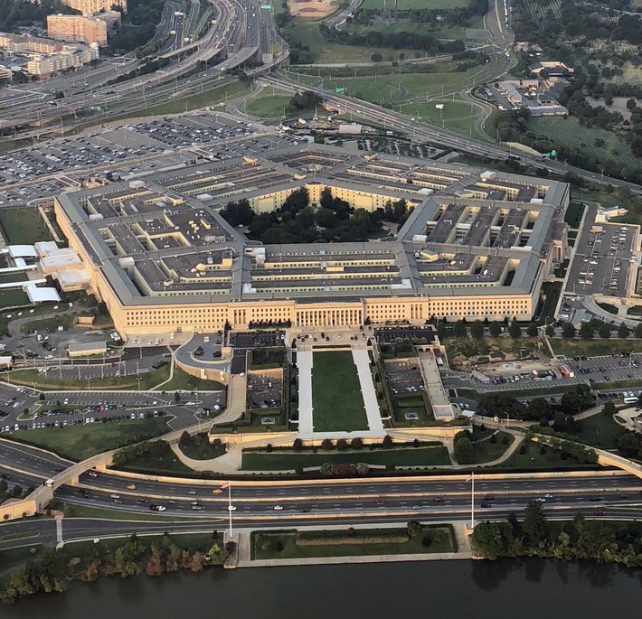 Nằm bên bờ sông Potomac thuộc Virginia, Lầu Năm Góc là trụ sở của Bộ Quốc Phòng Mỹ, được xây dựng trên khu đất có diện tích hơn 600.000 m2.