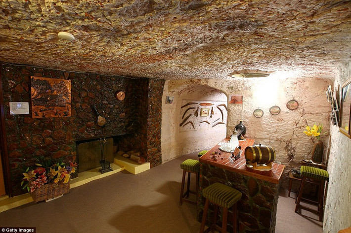 Thị trấn Coober Pedy trở nên đặc biệt và khác hoàn toàn với những địa điểm khác trên thế giới bởi người dân sinh sống dưới lòng đất.