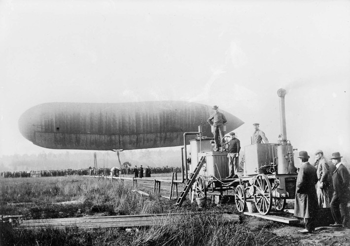 Một nhóm lính bơm phồng khinh khí cầu bằng khí Hydro năm 1914.