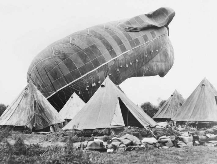 Khí cầu trinh sát và ném bom của Australia ở mặt trận phía Tây. Ảnh chụp tại Bỉ năm 1917.
