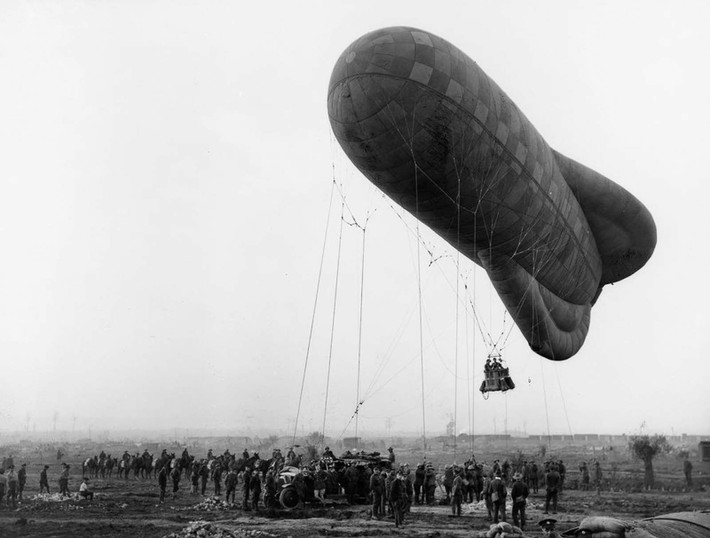 Khí cầu quan sát ở gần Ypres, Bỉ năm 1917.