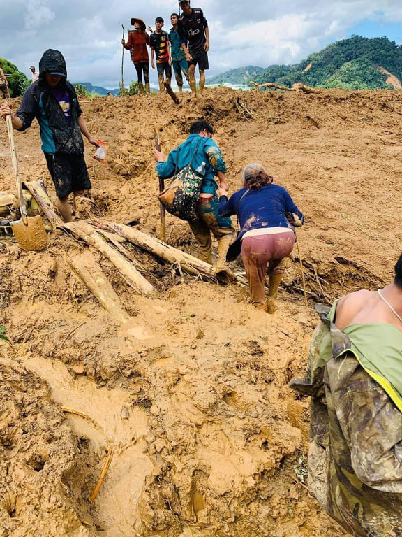 Đây không phải là lần đầu tiên người dân Quảng Nam đối diện với mất mát, đau thương lớn do sạt lở núi gây ra. Thậm chí, Trà My được xem là điểm dễ sạt lở do nằm trong khu vực thường xuyên bị động đất kèm theo mưa lớn. Trong ảnh là hiện trường vụ sạt lở núi ở Quảng Nam.