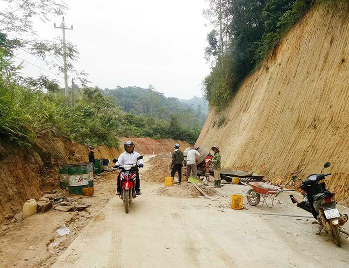 Tháng 11/2019, người dân ở huyện Tây Giang, tỉnh Quảng Nam có nhiều tuyến đường vùng cao bị sạt lở do ảnh hưởng của cơn bão số 5. Ngay sau khi bão suy yếu, huyện Tây Giang triển khai các phương án khắc phục, huy động mọi phương tiện và lực lượng để đảm bảo lưu thông đi lại cho cán bộ, nhân dân các xã vùng cao khi xảy ra sạt lở, tắc đường. Ảnh trong bài: công nhân hoàn thiện phần lề đường từ trung tâm xã A Xan nối xã Ch’Ơm đến cặp cửa khẩu phụ Tây Giang - Kà Lừm để tránh sạt lở. Nguồn: Bộ Giao thông Vận tải.