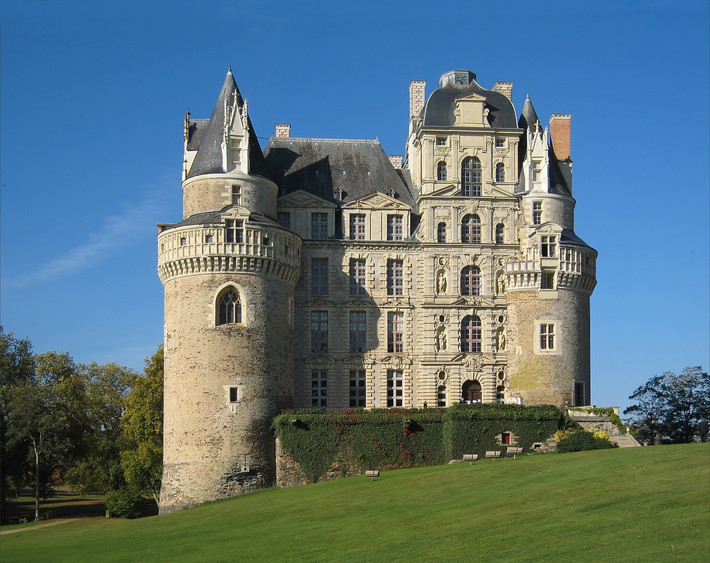 Lâu đài Pháp Château de Brissac là một trong những địa điểm du lịch nổi tiếng thế giới. Với kiến trúc gồm 7 tầng, Château de Brissac trở thành lâu đài cao nhất nước Pháp.