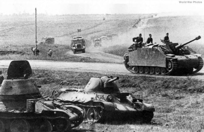 Cụ thể, quân Đức quốc xã tấn công thành phố chiến lược Stalingrad của Liên Xô với hy vọng sẽ dễ dàng giành được thắng lợi. Tuy nhiên, kế hoạch này không thành công vì đội quân của Hitler vấp phải sự chống trả quyết liệt của Hồng quân Liên Xô.