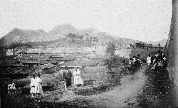 Cuộc sống thanh bình ở Seoul, Hàn Quốc cuối thế kỷ 19 trong loạt ảnh của các nhiếp ảnh gia thu hút độc giả. Thông qua những bức ảnh này, công chúng có góc nhìn chân thực hơn về đất nước, con người Hàn Quốc có sự thay đổi lớn như thế nào so với hiện nay.