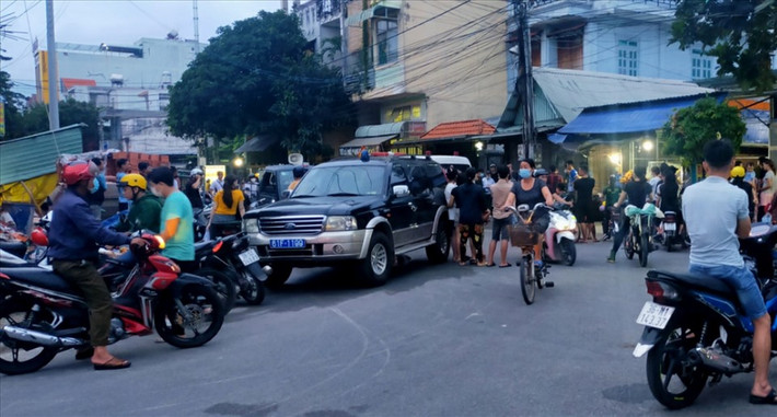 Nam thanh niên tử vong trong tư thế treo cổ tại phòng trọ. Công an TP Thuận An (Bình Dương) đang điều tra làm rõ vụ nam thanh niên D.V.Q. (SN 2004, quê Hà Tĩnh) tử vong trong phòng trọ ở khu dân cư Vietsing, thuộc phường An Phú. Chiều 2/7, người dân phát hiện nạn nhân tử vong trong tư thế treo cổ, phòng trọ bị chốt cửa bên trong. Sáng 3/7, thi thể nạn nhân được bàn giao cho gia đình để đưa về quê an táng.