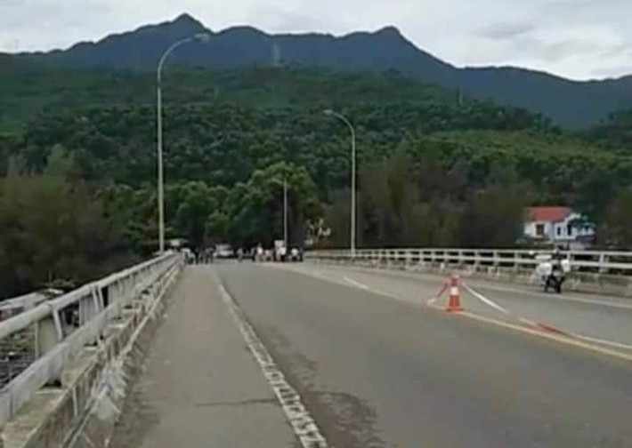 Nổ súng vì mâu thuẫn lúc đi tắm suối, 5 người thương vong. Ngày 3/7, Công an tỉnh Thừa Thiên Huế đang điều tra vụ hỗn chiến xảy ra vào đêm 2/7 tại tổ dân phố Hải Vân (thị trấn Lăng Cô, huyện Phú Lộc, Thừa Thiên Huế) khiến 1 người chết, 4 người bị thương. Nạn nhân tử vong là T.T.Kh và 4 người khác bị thương đang được cấp cứu.