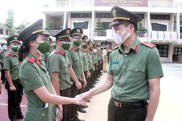 Bên cạnh hoạt động đấu tranh trấn áp tội phạm, lực lượng công an cũng tham gia vào tuyến đầu chống dịch Covid-19 với phong trào thi đua Công an nhân dân - Lá chắn thép phòng, chống dịch Covid-19, thanh bảo kiếm bảo đảm an ninh trật tự, an toàn xã hội. Năm 2021, hàng nghìn cán bộ, chiến sĩ Công an Đồng Nai tham gia chống dịch, trao tặng hàng chục ngàn phần quà với tổng số tiền hơn 15 tỷ đồng và 110 tấn gạo trong chương trình gian hàng 0 đồng cho người dân gặp khó khăn do dịch bệnh…