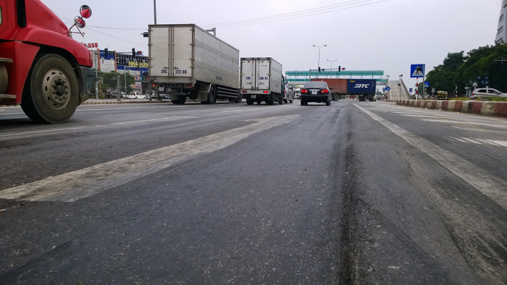Trước đó, Phó Thủ tướng đã yêu cầu Bộ Giao thông vận tải làm rõ nguyên nhân hư hỏng “hằn lún vệt bánh xe” Dự án cải tạo, khôi phục mặt đường QL5, xác định trách nhiệm của các đơn vị liên quan (Ban Quản lý dự án, tư vấn thiết kế, nhà thầu thi công...), làm rõ nguồn kinh phí cho việc sửa chữa khắc phục hư hỏng, báo cáo Thủ tướng Chính phủ.