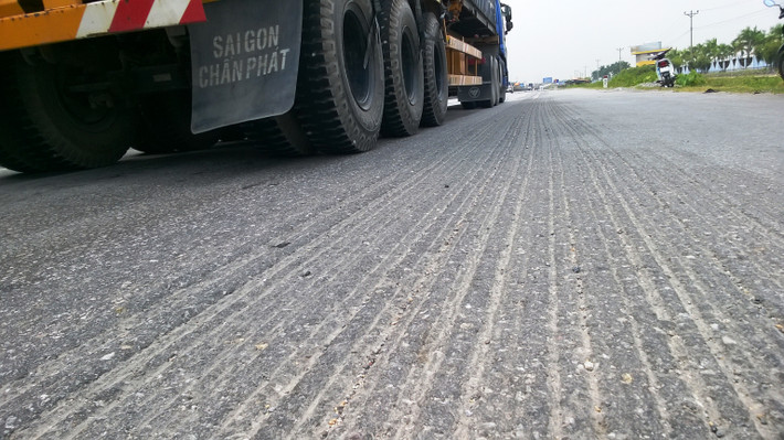 Người dân mong muốn, các cơ quan chức năng sẽ có phương án hợp lý khi giải quyết triệt để vết hằn lún vệt bánh xe trên quốc lộ 5 mà mặt đường không nham nhở như trên.