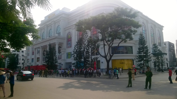 TTTM Vincom Hải Phòng có tổng diện tích mặt sàn lên đến 20.000m2, tọa lạc tại số 1 Lê Thánh Tông - tuyến đường huyết mạch và gần khu vực trung tâm TP Hải Phòng. Được thiết kế sang trọng và khoa học với 5 tầng nổi - 1 tầng hầm, Vincom Lê Thánh Tông hội tụ đầy đủ ngành hàng từ các thương hiệu lớn trong nước và quốc tế.