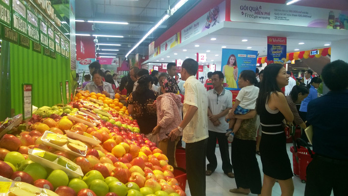 Những quầy hàng hoa quả, thực phẩm đông nghẹt khách mua.