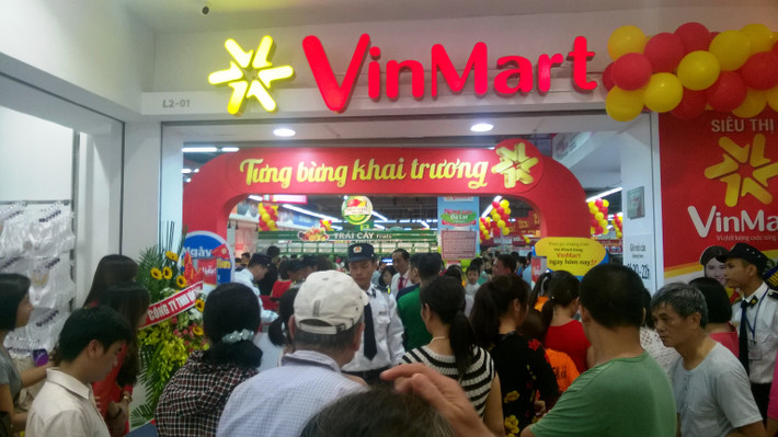Siêu thị Vinmart cũng được nhiều khách hàng quan tâm trong ngày khai trương.