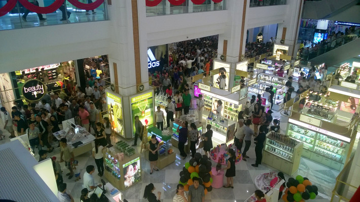 Lượng khách trong ngày khai trương rất đông.