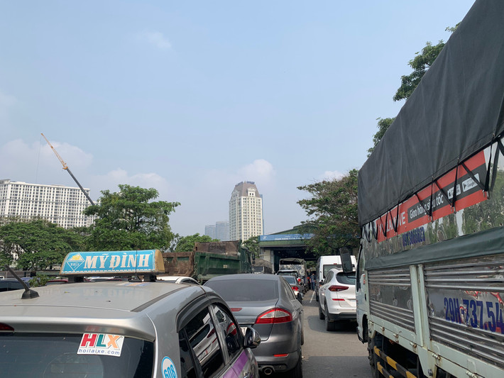 Đẩy nhanh việc bàn giao cơ sở vật chất: Cơ quan công an và ngành giao thông đang phối hợp đẩy nhanh việc bàn giao cơ sở vật chất, hệ thống phần mềm dữ liệu kiểm định của một số trung tâm đăng kiểm để thực hiện các bước hiệu chuẩn lại nhằm đưa trung tâm quay trở lại vào hoạt động. Dự kiến trong tuần sau sẽ có 15 trung tâm đăng kiểm hoạt động tại Hà Nội.