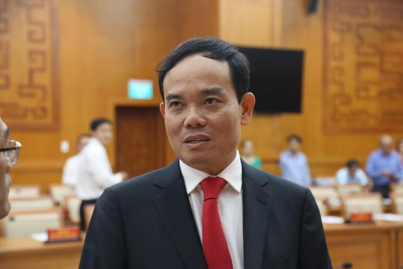 Từ tháng 6/1994 đến tháng 8/1998, ông là chuyên viên Sở Kế hoạch và đầu tư tỉnh Tây Ninh. Sau đó, ông được chuyển sang làm chuyên viên Công ty Phát triển hạ tầng Khu công nghiệp Tây Ninh từ tháng 9/1998 đến hết tháng 7/2001 được bổ nhiệm, giữ chức Trưởng phòng Kinh tế đối ngoại, Sở Kế hoạch và đầu tư tỉnh Tây Ninh đến tháng 11/2003.