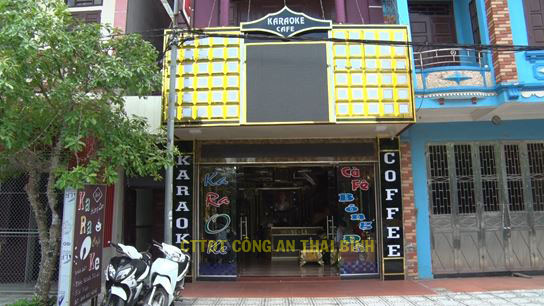 Karaoke Hương Lan ở Thái Bình bất chấp lệnh giãn cách: Trưa 7/5, Công an huyện Hưng Hà phát hiện karaoke Hương Lan, thị trấn Hưng Hà, huyện Hưng Hà có 4 người đang tổ chức hát karaoke. Tổ công tác đã lập biên bản vi phạm hành chính và xử phạt chủ quán karaoke Hương Lan 10 triệu đồng và 8 triệu đồng đối với 4 người tổ chức hát Karaoke.
