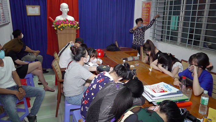 Thời điểm lực lượng chức năng kiểm tra vào 21h40 tối 7/5, cơ sở này kéo dài thời gian mở cửa để tạo hiện trường giả cho khách nhậu ở sảnh của cơ sở nhằm đối phó với lực lượng chức năng. Tuy nhiên, lực lượng Công an đã kịp thời phát hiện, mời 24 khách bỏ chạy ra ngoài bằng cửa sau và 27 khách đang ngồi nhậu trong sảnh của cơ sở Karaoke T3 về trụ sở Công an phường.