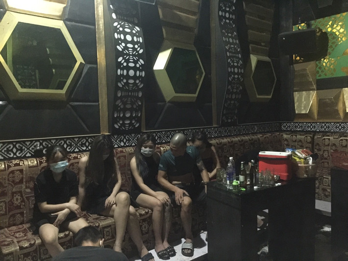 Bắt quả tang 8 đối tượng "bay lắc" trong quán karaoke ở Bắc Giang: Khoảng 2h30 ngày 7/5, lực lượng cảnh sát Công an tỉnh Bắc Giang và Công an huyện Sơn Động kiểm tra hành chính quán karaoke Duy Tùng ở xã Vĩnh An. Cảnh sát phát hiện 8 khách hát nghi sử dụng trái phép chất ma túy. Kết quả test nhanh chất ma túy cho thấy 8 khách hát dương tính với chất ma túy.