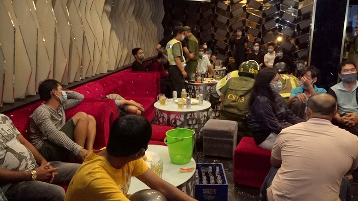 Cơ sở Karaoke T3 An Giang tạo hiện trường giả để lén lút hoạt động: Mới đây, Công an thành phố Long Xuyên phối hợp với các đơn vị chức năng Công an tỉnh An Giang kiểm tra phát hiện Cơ sở Karaoke T3 trên địa bàn phương Mỹ Xuyên bất chấp lệnh tạm dừng hoạt động để phòng chống dịch COVID-19, vẫn mở cửa đón hàng chục khách đến uống bia.