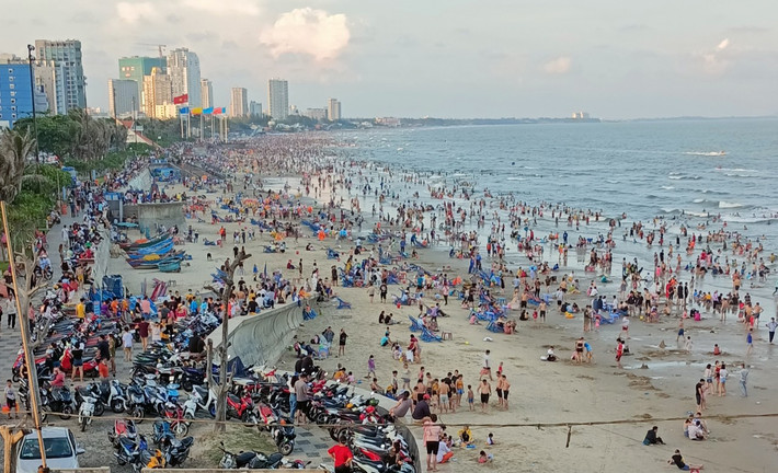 Vũng Tàu phạt khách tắm biển xong không đeo khẩu trang. Việc kiểm tra, nhắc nhở, xử phạt du khách tắm biển không đeo khẩu trang sẽ bắt đầu từ 15h ngày 1/5. Thành phố Vũng Tàu bố trí các tổ kiểm tra y tế ở tất cả các lối xuống biển để nhắc nhở khách đeo khẩu trang, phát khẩu trang cho khách khi xuống biển, du khách tắm xong lên bờ không đeo khẩu trang sẽ bị phạt. Trong ngày đầu tiên của kỳ nghỉ lễ 30/4-1/5, thành phố đón hơn 70.000 lượt khách du lịch.