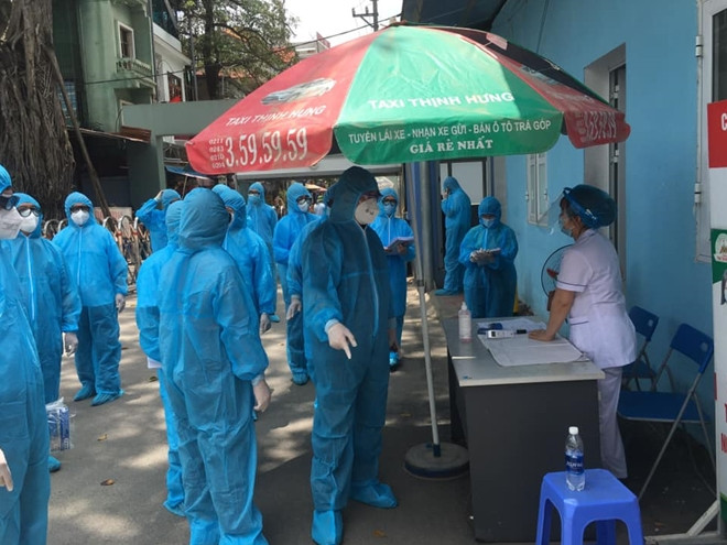 Sáng 3/5, Ban Chỉ đạo phòng, chống dịch Covid-19 tỉnh Vĩnh Phúc ra quyết định thiết lập vùng cách ly y tế tại Bệnh viện Đa khoa khu vực Phúc Yên từ 0h ngày 3/5 đến 24h ngày 16/5. Tùy tình hình, tỉnh Vĩnh Phúc có thể gia hạn thời gian cách ly. Tổng số người trong khu vực phong tỏa của bệnh viện là hơn 1.500.