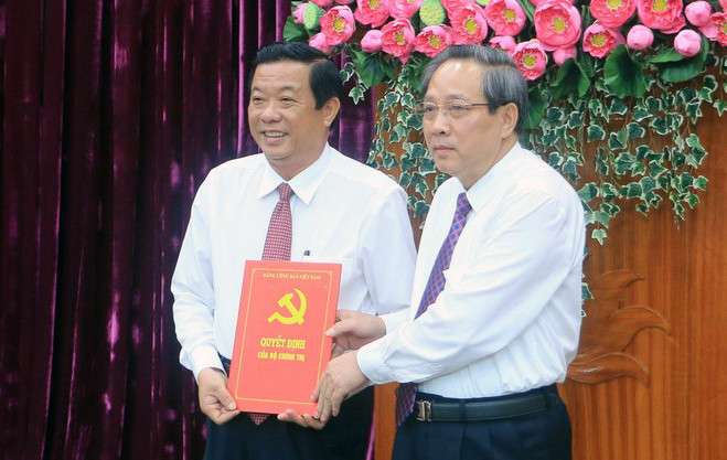 Ông Bùi Văn Nghiêm làm Bí thư Tỉnh ủy Vĩnh Long: Ngày 7/5, Thừa ủy quyền của Bộ Chính trị, Phó Trưởng Ban Tổ chức Trung ương Hoàng Đăng Quang, trao quyết định chuẩn y ông Bùi Văn Nghiêm, Phó Bí thư Thường trực Tỉnh ủy, Chủ tịch HĐND tỉnh Vĩnh Long, giữ chức Bí thư Tỉnh ủy, nhiệm kỳ 2020-2025.