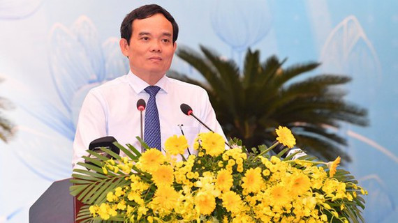 Ông Trần Lưu Quang sinh năm 1967, quê quán Tây Ninh. Trình độ chuyên môn: Thạc sĩ Quản lý công, kỹ sư cơ khí. Chức vụ Ủy viên Trung ương Đảng khóa XIII, Bí thư Thành ủy Hải Phòng.