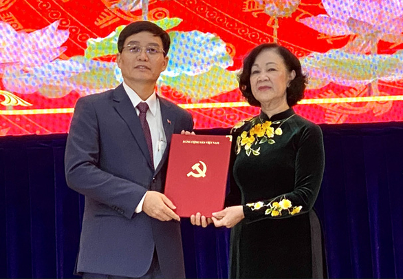 Tân Bí thư Tỉnh uỷ Đắk Lắk Nguyễn Đình Trung: Chiều 7/5, bà Trương Thị Mai, Ủy viên Bộ Chính trị, Bí thư Trung ương Đảng, Trưởng Ban Tổ chức Trung ương đã trao Quyết định của Bộ Chính trị điều động ông Nguyễn Đình Trung thôi giữ chức Phó Bí thư Tỉnh uỷ, Chủ tịch UBND tỉnh Đắk Nông để giữ chức Bí thư Tỉnh ủy Đắk Lắk.