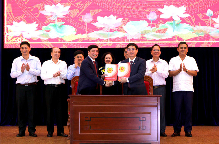 Trước khi giữ chức Bí thư Tỉnh ủy Đắk Lắk, ông Trung từng trải qua các chức vụ Phó trưởng phòng, Trưởng phòng Văn bản quy phạm pháp luật, Sở Tư pháp Đắk Nông; Phó giám đốc Sở Tư pháp Đắk Nông; Phó bí thư Thường trực Huyện ủy Krông Nô; Chánh văn phòng UBND tỉnh Đắk Nông; Chủ nhiệm Ủy ban Kiểm tra Tỉnh ủy Đắk Nông; Trưởng ban Pháp chế HĐND tỉnh Đắk Nông; Phó bí thư Tỉnh ủy kiêm Chủ nhiệm Ủy ban Kiểm tra Tỉnh ủy Đắk Nông.