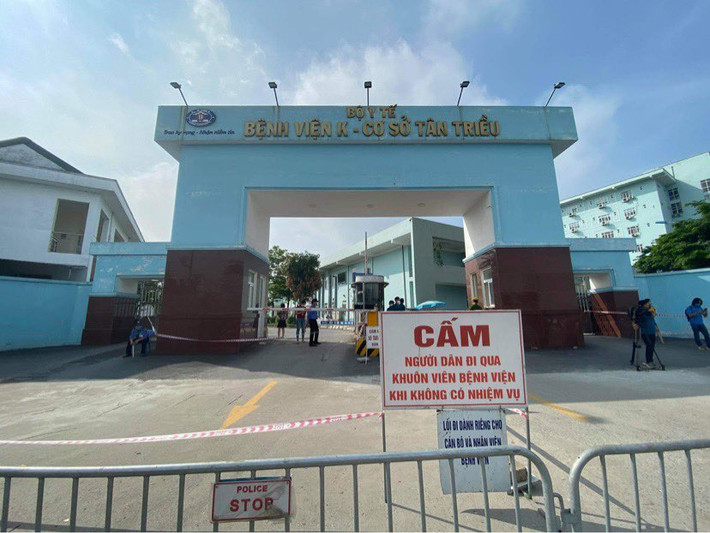 Phong tỏa 3 cơ sở bệnh viện K. Ngày 7/5, Bệnh viện K quyết định tạm thời phong tỏa 3 cơ sở để chống dịch COVID-19 sau khi phát hiện 10 ca dương tính với vi rút SARS-CoV-2 (gồm 6 bệnh nhân và 4 người nhà bệnh nhân đang điều trị tại Khoa Ngoại gan mật tại cơ sở 3 Tân Triều).