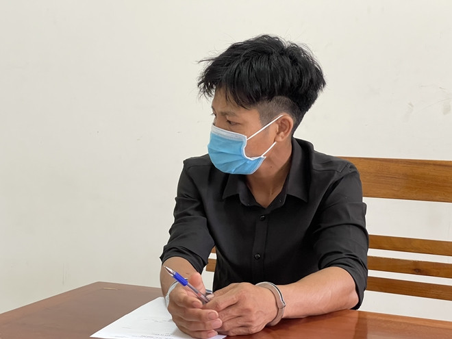 Uống rượu say, dùng dao đâm anh ruột tử vong. Ngày 1/5, Cơ quan CSĐT Công an tỉnh Bà Rịa – Vũng Tàu đã ra quyết định tạm giữ Trần Văn Long (SN 1984, trú tại xã Hòa Hiệp, huyện Xuyên Mộc) để điều tra về hành vi giết người. Khoảng 16h ngày 30/4, sau khi nhậu về nhà tại tổ 6, ấp Phú Hòa, xã Hòa Hiệp, huyện Xuyên Mộc, Long mâu thuẫn với anh ruột. Long xuống nhà bếp lấy dao với mục đích dọa nhưng khi xô xát đã đâm vào cổ anh trai dẫn đến tử vong.