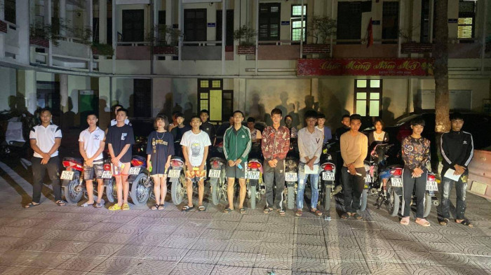 Bắt 25 "trẻ trâu" đua xe náo loạn ở Thành cổ Sơn Tây. Đêm 30/4, lực lượng cảnh sát kịp thời bắt giữ 25 trường hợp, tạm giữ 14 phương tiện xe mô tô, xe gắn máy đối tượng thanh, thiếu niên lợi dụng nghỉ lễ, phóng nhanh, lạng lách, nẹt pô… tại khu vực Thành cổ Thị xã Sơn Tây (Hà Nội). Trong đó, có 3 trường hợp vi phạm nồng độ cồn và 22 trường hợp đều không đội MBH. Trước đó, nhóm đối tượng này đã sử dụng mạng xã hội để kêu gọi, lên lịch tụ tập.