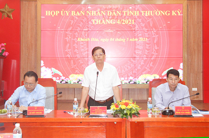 Lãnh đạo tỉnh Khánh Hòa nhận trách nhiệm: Tại phiên họp thường kỳ tháng 4/2021 của UBND tỉnh Khánh Hòa tổ chức sáng 4/5, Chủ tịch UBND tỉnh Khánh Hòa Nguyễn Tấn Tuân xin nhận khuyết điểm vì đã để xảy ra một số thiếu sót trong việc phòng, chống dịch trên địa bàn tỉnh mà Thủ tướng Chính phủ đã phê bình. (Ảnh: Báo Khánh Hòa)
