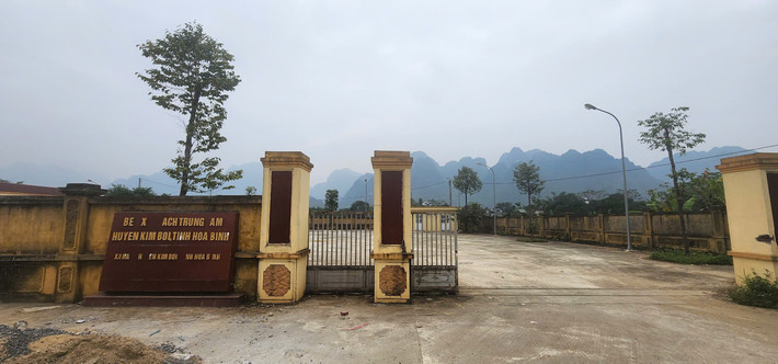 Theo phản ảnh của người dân thị trấn Bo, huyện Kim Bôi, tỉnh Hoà Bình, nhiều năm nay bến xe khách trung tâm huyện Kim Bôi rơi vào tình trạng bỏ trống, không có xe khách và hành khách ra vào. Đặc biệt, hạ tầng của công trình xuống cấp, gây lãng phí.