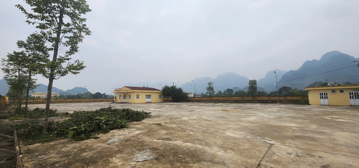 Theo Quyết định phê duyệt báo cáo kinh tế - kỹ thuật về công trình Bến xe khách trung tâm huyện Kim Bôi, dự án bến xe được xây mới thuộc loại công trình dân dụng công cộng cấp IV. Tổng mức đầu tư dự án là 8,3 tỷ đồng từ nguồn ngân sách huyện từ năm 2012. Hiệu quả đầu tư được xác định là nâng cao chất lượng vận tải hành khách, hoàn chỉnh quy hoạch thị trấn Bo.