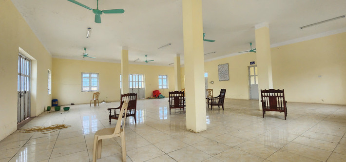 Bên trong khu nhà chờ bến xe dường như bị lãng quên với các loại đồ đạc nằm ngổn ngang, lộn xộn.